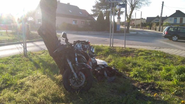 Motocykl już odłożony na bok, kierowca jednośladu został odwieziony do szpitala