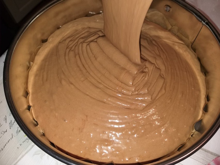 Przepis na tort czekoladowy. Zobacz, jak łatwo możesz przygotować pyszne czekoladowe ciasto. Wideo i zdjęcia