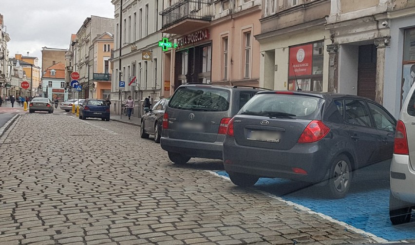 Leszno. Problem z parkowaniem  na Słowiańskiej. Kierowcy robią co chcą [ZDJĘCIA]