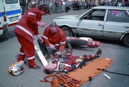 Jednym z punktów happeninigu był symulowany wypadek drogowy oraz akcja ratunkowa w wykonaniu załogi pogotowia ratunkowego z Kościana.  Foto. A.Kaczmarek