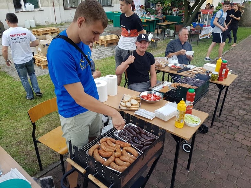 Piknik z Samochodówką. Mnóstwo atrakcji przygotowali uczniowie i nauczyciele ZSP nr 3 w Tomaszowie [ZDJĘCIA]