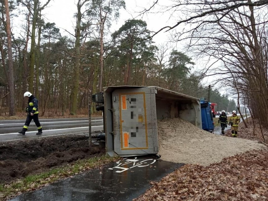 Nie było poszkodowanych w tym wypadku. Ruch odbywał się...