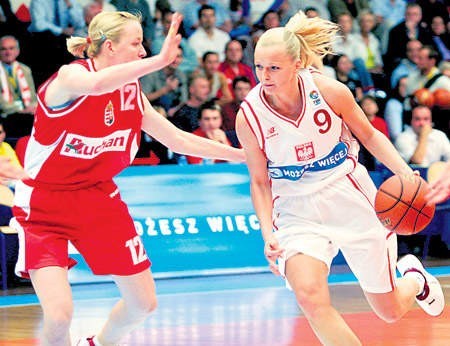 Agnieszka Bibrzycka (z prawej) od lat jest uznawana za jedną z najlepszych koszykarek w Europie.
