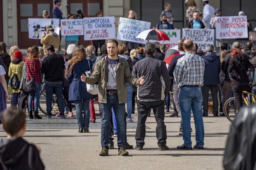 Około 200 osób pojawiło się w sobotę na placu Wolności, aby...