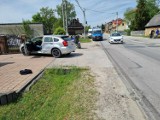 Zderzenie osobówki z motocyklem na ulicy Sukowskiej w Kielcach. Kierowca w szpitalu