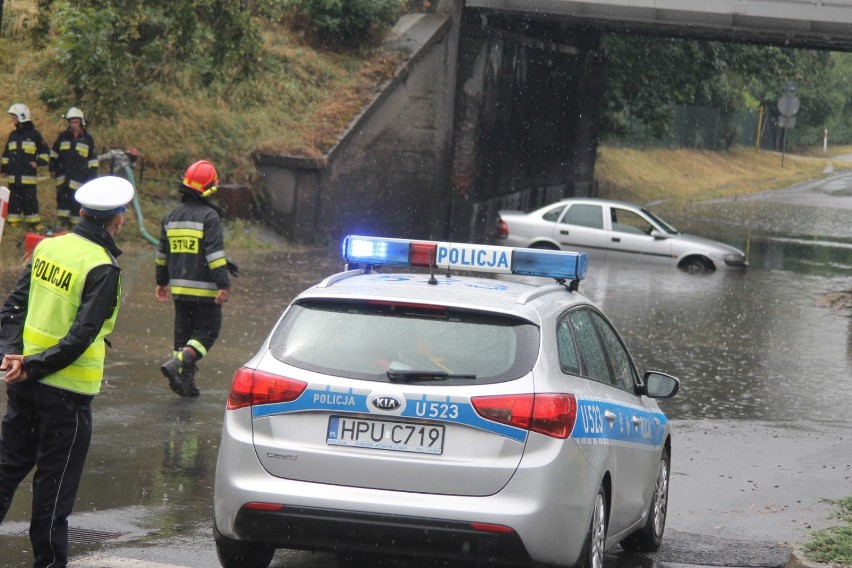 AKTUALIZACJA: KROTOSZYN: Ulica Kobylińska znów zalana pod wiaduktem. Liczne podtopienia piwnic [ZDJĘCIA] 