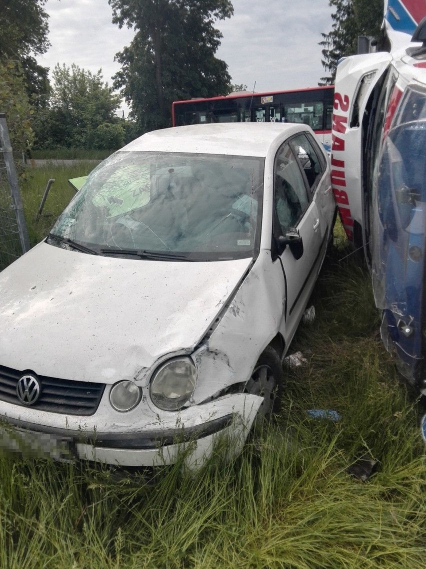 Wypadek w Elizówce pod Lublinem. Kierowca karetki zignorował znak STOP i zderzył się z osobówką. Zobacz zdjęcia