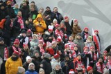 Fani na skoczni w Wiśle dają pełną moc! Dopingują polskich skoczków w konkursie duetów. ZDJĘCIA pełne entuzjazmu