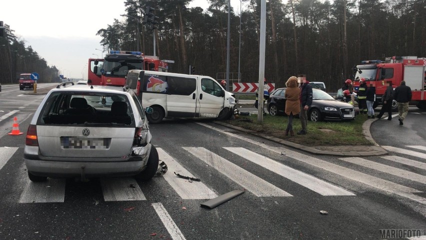 Bus i dwa auta osobowe zderzyły się na ul. Powstańców...