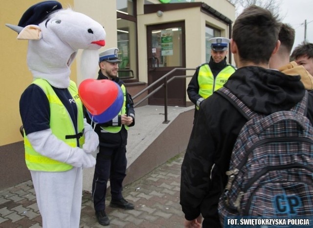 W walentynkowej akcji policjantom z Włoszczowy towarzyszyła maskotka: koziołek Spoko