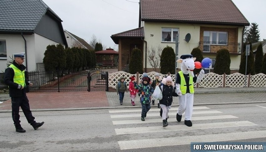 Walentynkowa akcja włoszczowskiej policji. Piesi dostawali odblaski. Zobacz zdjęcia