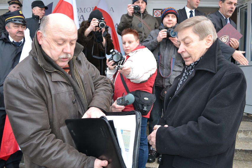 Chojnice. Przedstawiciele komitetu kolejowego pikietowali przed domem kultury