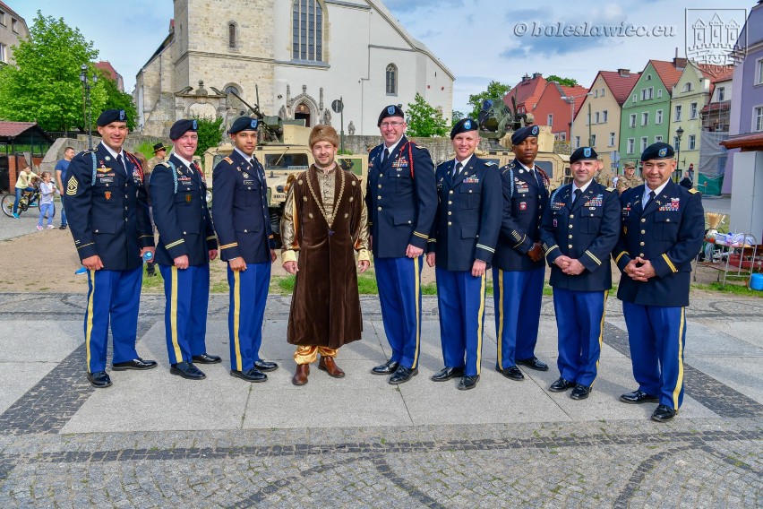 Mieszkańcy Bolesławca zatańczyli na rynku poloneza. Tańczyli też żołnierze US Army! [ZDJĘCIA/WIDEO]