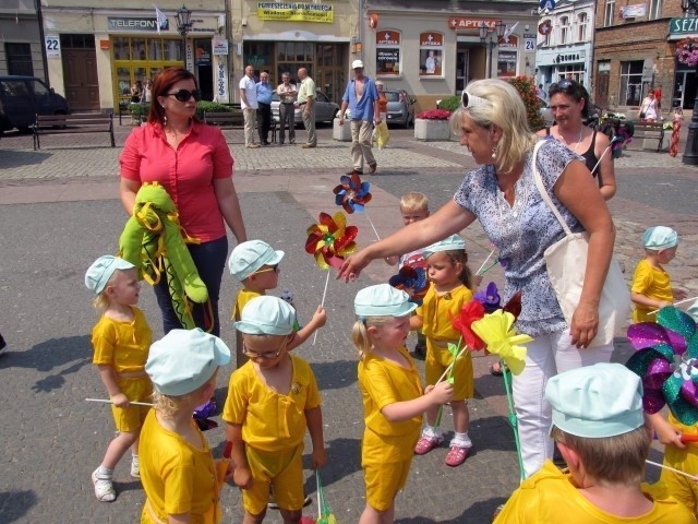 Na pl. Hallera odsłonięto figurę Lata