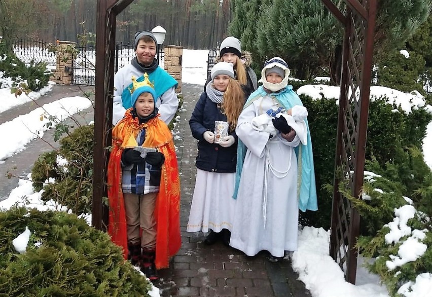 Dzieci śpiewają kolędy i proszą o wsparcie dla małych...