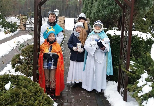 Dzieci śpiewają kolędy i proszą o wsparcie dla małych mieszkańców krajów misyjnych.