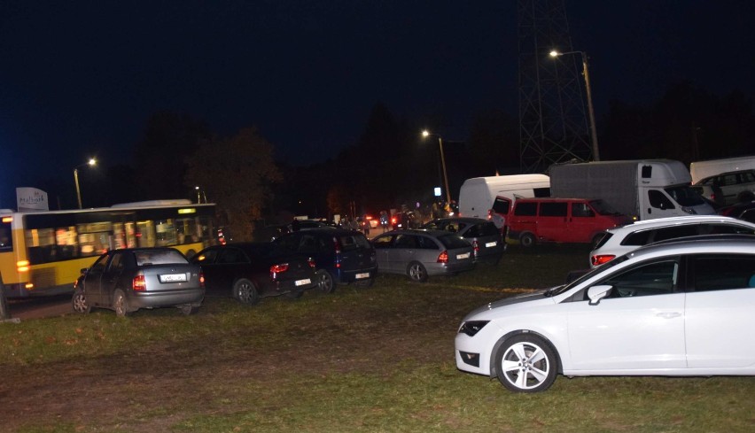 Malbork. Cmentarze będą zamknięte od soboty do poniedziałku. Bardzo dużo osób poszło postawić znicze zaraz po decyzji premiera