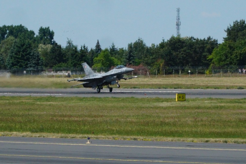 Myśliwiec F-16 przyleciał na start prosto z 31. Bazy...