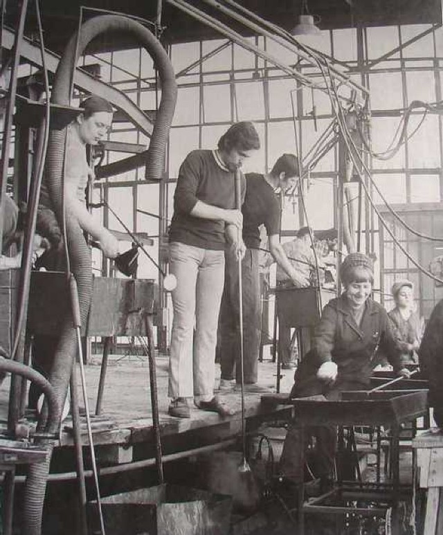 Pracownicy przy produkcji szkła w białostockiej hucie / fot. archiwum Huty Szkła BIAGLASS