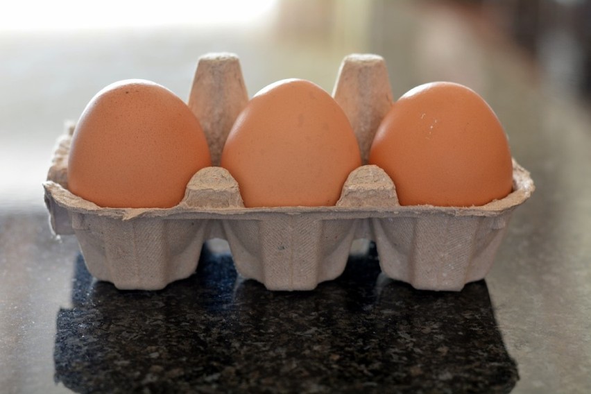 Jajka z salmonellą w popularnym dyskoncie. Sklep odpowiada