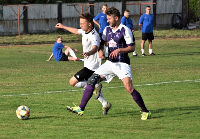 Hejnał Kęty (fioletowe koszulki) jesienią na własnym boisku pokonał Górnika Brzeszcze 2:1. Czy powtórzy wygraną na boisku innego kandydata do awansu?