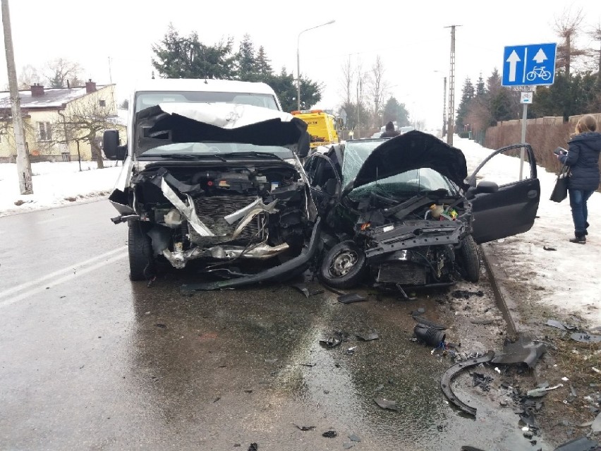 Wypadek na skrzyżowaniu ul. Poprzecznej i Sucharskiego w Radomsku. Sprawca bez prawa jazdy