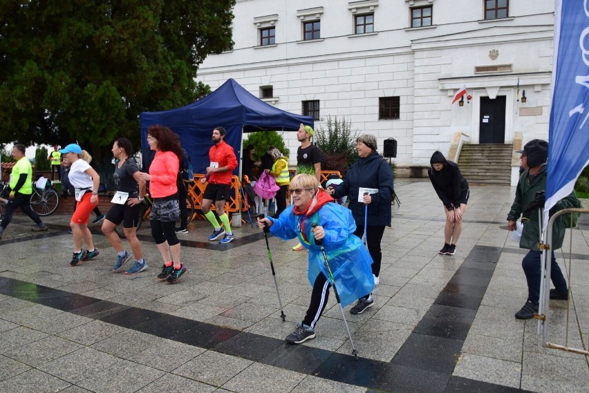 Biegacze i kijkarze wyruszyli z dziedzińca Zamku...