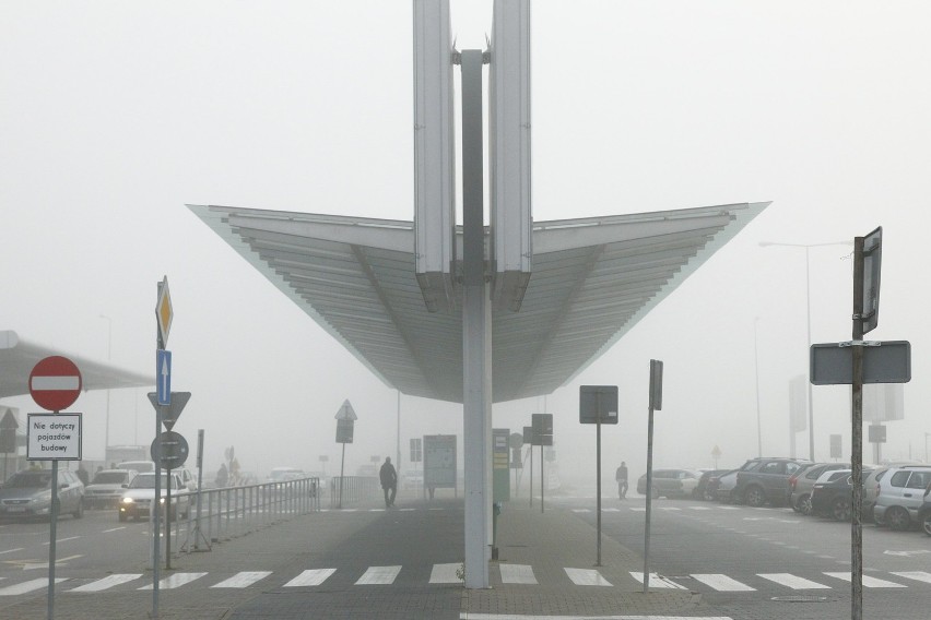 Mgła na poznańskim lotnisku Ławica