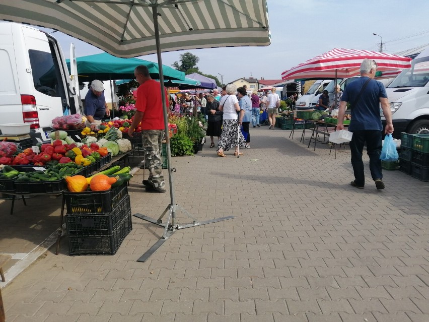 Gorący, sierpniowy poranek na targowisku miejskim w Skierniewicach. Co kupowano najchętniej?