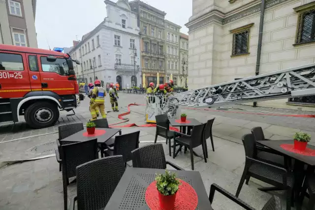 Na Starym Rynku strażacy ewakuowali pracowników muzeów - na szczęście nie doszło wcześniej do wybuchu pożaru, lecz odbywały się ćwiczenia
