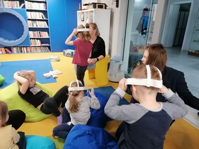 W Bibliotece Kwadro w Sztumie uczestnicy zajęć edukacyjnych w ramach projektu "Biblioteka - Wirtualne Ok(n)o na Świat" dzięki goglom przenoszą się do wirtualnego świata.