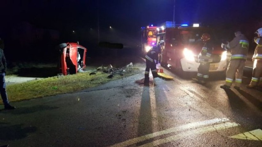 Wypadek na drodze krajowej nr 11. Osobowy volkswagen z dużą siłą uderzył w betonowy przepust ZDJĘCIA