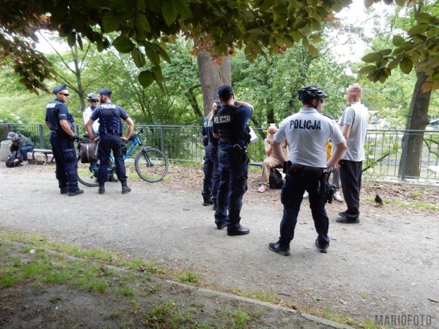 Bójka bezdomnych nad Młynówką w Opolu. Interweniowali policjanci i strażacy.