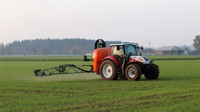 PIORiN wyjaśnia, dlaczego sprawność techniczna opryskiwacza jest tak istotna: Nierównomierna dystrybucja pestycydów na opryskiwanej powierzchni niesie ze sobą ryzyko ograniczenia efektywność zabiegu, powodując w konsekwencji konieczność wykonania większej liczby oprysków. 