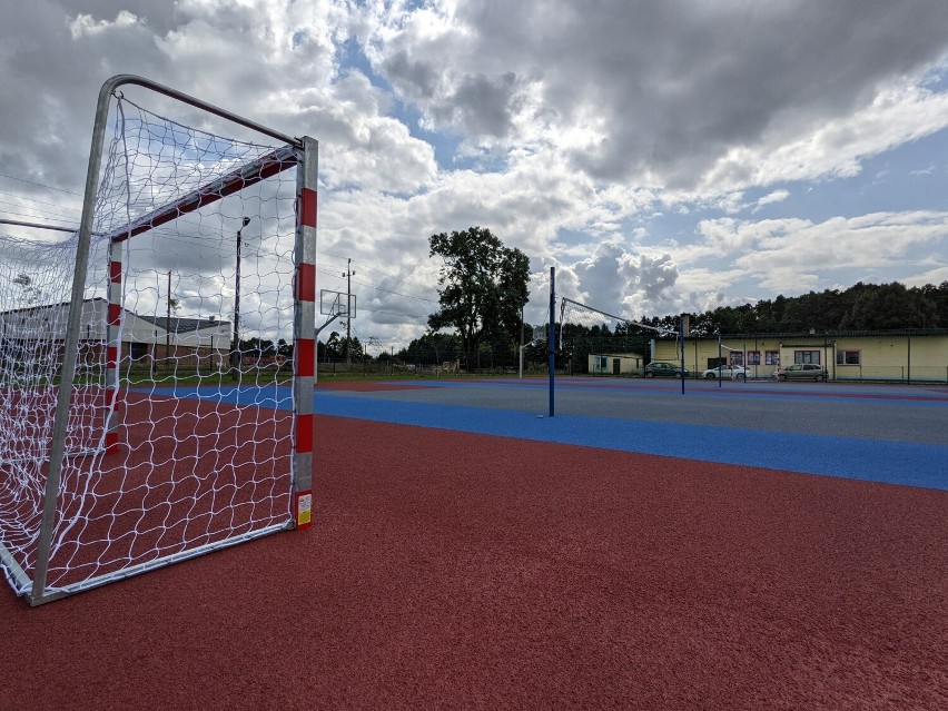 Sędziejowice. Nowoczesne boisko na stadionie niemal...