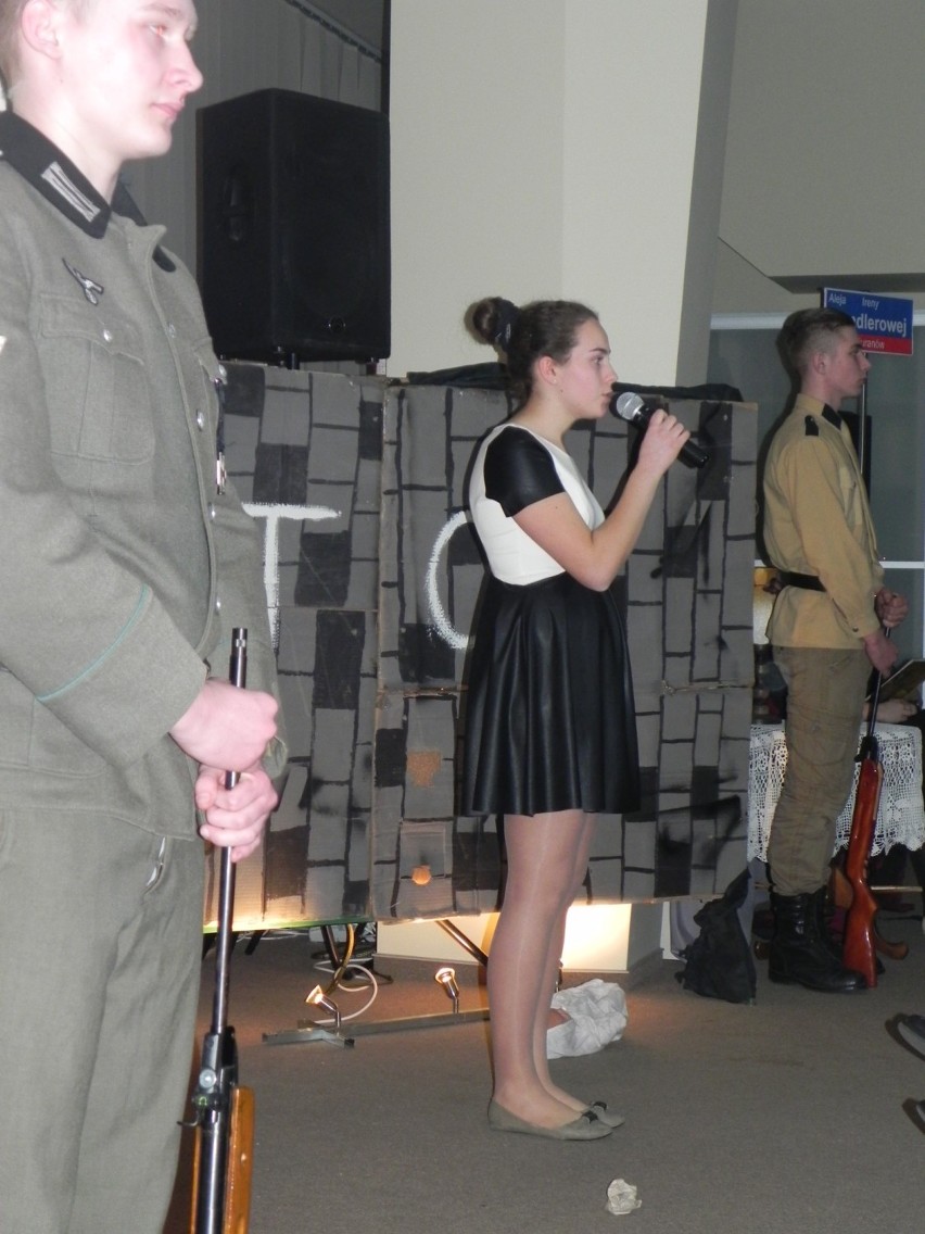 Uczniowie Gimnazjum nr 3 w Wieluniu zaprezentowali spektakl poświęcony Irenie Sendlerowej