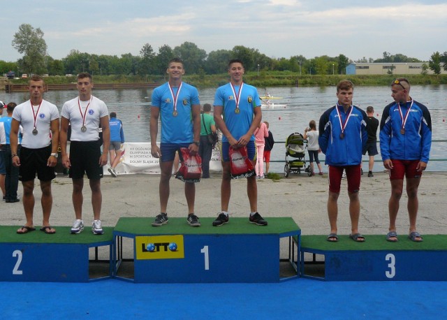 Jakub Cysewski i Cyprian Korinth (z lewej) na podium w Bydgoszczy