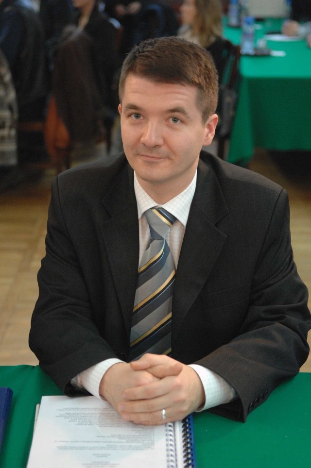 Paweł Leszczyński - ma 37 lat, jest doktorem prawa. Od 1995 r. do 1999 r. działał w Unii Wolności, od 2000 do wczoraj był członkiem SLD. Radnym Sojuszu był od 2006 r.