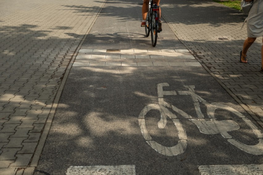 Rowerzyści w Warszawie będą mieli obowiązek ustępowania pieszym na ścieżkach rowerowych. Nowe rozwiązania testowane w stolicy