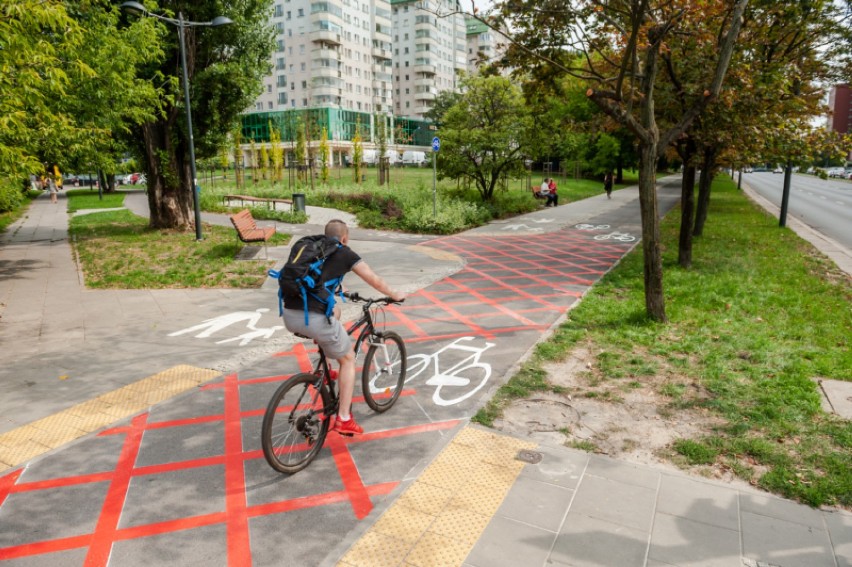 Rowerzyści w Warszawie będą mieli obowiązek ustępowania pieszym na ścieżkach rowerowych. Nowe rozwiązania testowane w stolicy