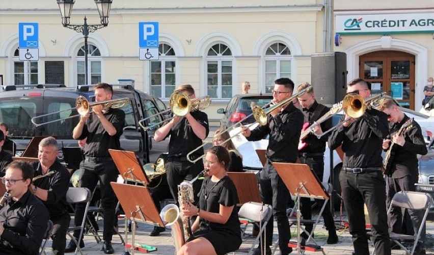 Na Rynku w Oświęcimiu premierowy koncert Miejskiej Orkiestry Dętej w nowej odsłonie [ZDJĘCIA]