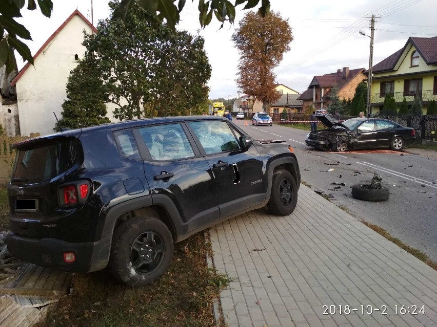 Gmina Gomunice: Wypadek w Wąglinie. Czołowe zderzenie jeepa i mercedesa
