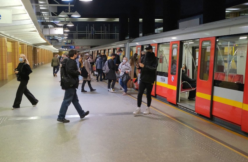 Ścisk w autobusach, tłok w metrze. Nowe ograniczenia dla komunikacji miejskiej są nierealne