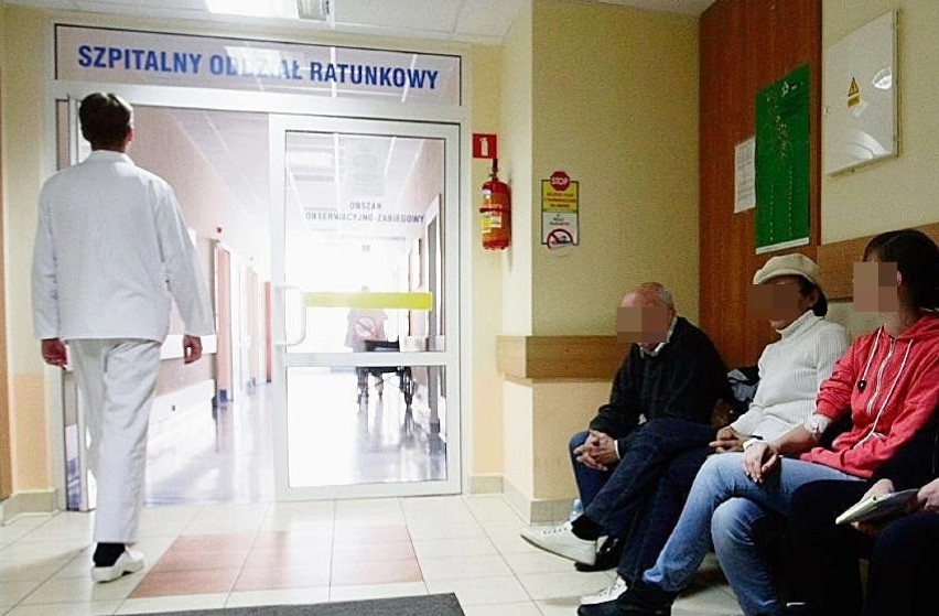84-letni pacjent zaatakował nożem chorych i pielęgniarkę. Wśród poszkodowanych znany ksiądz
