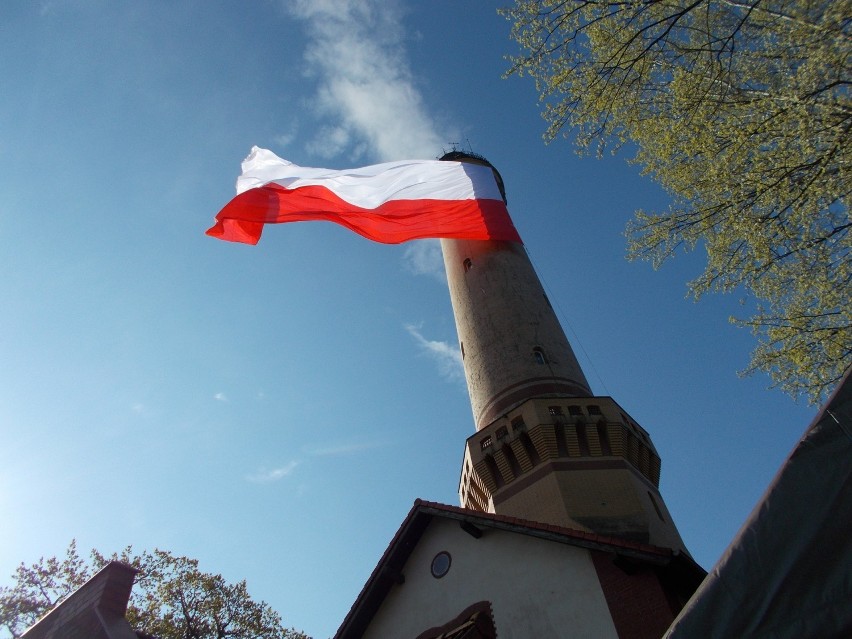 Świnoujście: Największa flaga w Polsce zawisła na najwyższej latarni morskiej. Zobacz zdjęcia - 02.05.2020