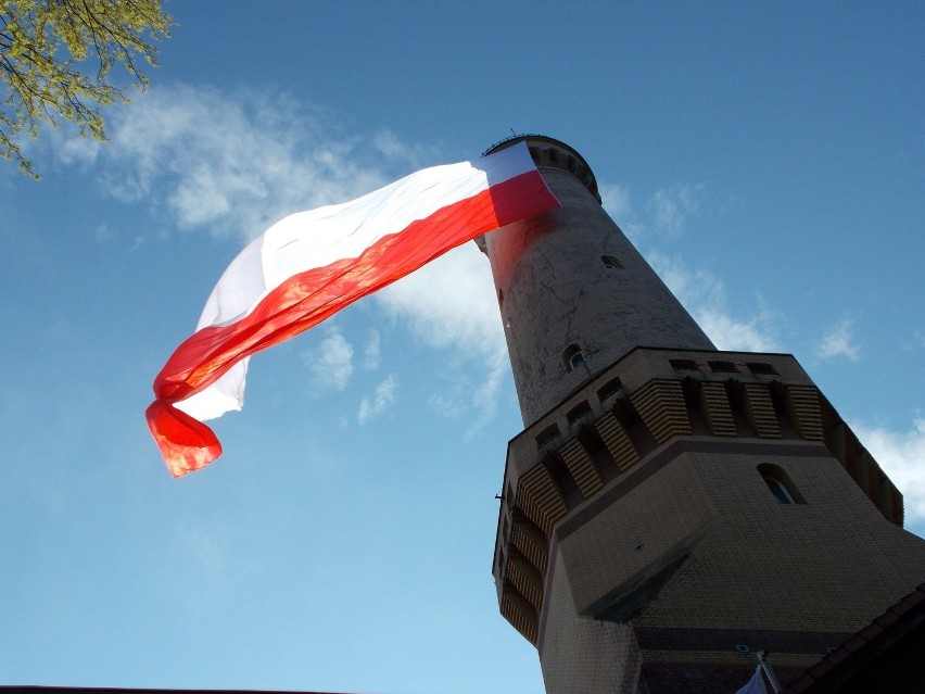 Świnoujście: Największa flaga w Polsce zawisła na najwyższej latarni morskiej. Zobacz zdjęcia - 02.05.2020