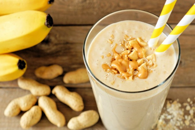 Fit smoothie z banana i masła orzechowego