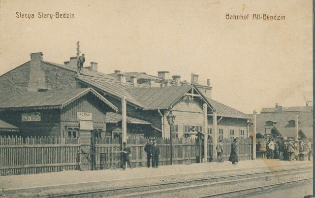 Dworzec kolejowy stary Będzin. Widok od strony torów., ok. 1915 r. Obecnie w tym miejscu stoi murowany Będzin Miasto. Widok od strony torów.