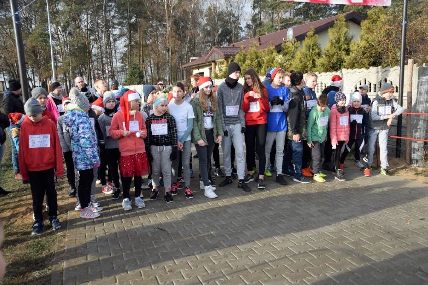 Bieg charytatywny w Strzelcach - czyli "W pogoni za świętym Mikołajem" na rzecz małej Zosi (FOTO)