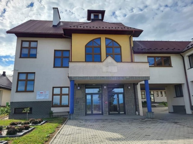Były budynek gimnazjum w Łukowicy adaptowany jest na nowy Urząd Gminy oraz Zakład Aktywności Zawodowej